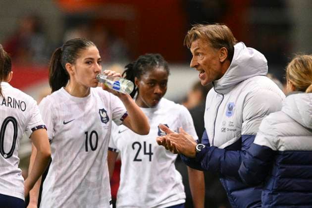 Herve Renard - Selectionneur Entraineur (Fra) ayutour de ses joueuses FOOTBALL : France vs Canada - Match Amical - 11 04 2023 JBAutissier Panoramic 