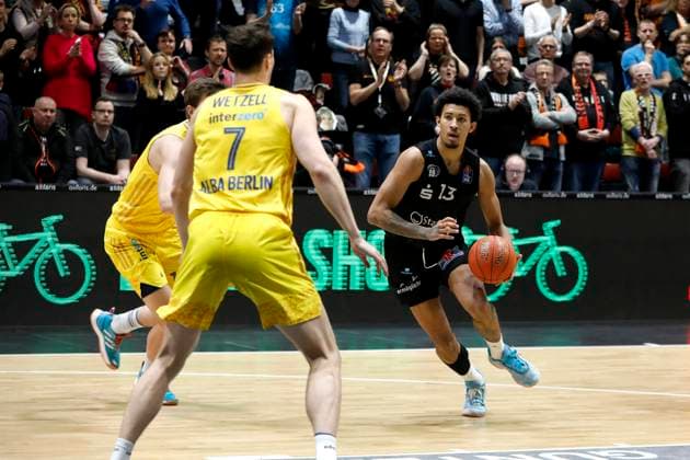 11.04.2023, easyCredit Basketball Bundesliga, BBL, Saison 2022 2023, Herren, Niners Chemnitz - Alba Berlin, 13, Jason George, Niners Chemnitz, 7, Yanni Wetzell, Alba Berlin Chemnitz Messe Chemnitz Sachsen Germany