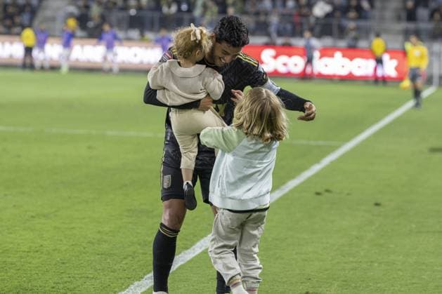 Sport Bilder des Tages Fußball, CONCACAF Champions League, Los Angeles FC - Vancouver Whitecaps Carlos Vela celebrates his goal 2-0 of Los Angeles with sons India and Romeo and wife Saioa Canibano during the game Los Angeles FC (USA) vs Vancouver Whitecaps (CAN), corresponding to Quarterfinals Second leg match of the 2023 Scotiabank Concacaf Champions League, at BMO Stadium, on April 11, 2023. <br><br> Carlos Vela celebra su gol 2-0 de Los Angeles con sus hijos Romeo e India y esposa Saioa Canibano durante el partido Los Angeles FC (USA) vs Vancouver Whitecaps (CAN), correspondiente al partido de Vuelta de Cuartos de final de la Liga de Campeones Scotiabank Concacaf 2023, en el Estadio BMO, el 11 de Abril de 2023. SCCL 2023 Los Angeles FC (USA) vs Vancouver Whitecaps (CAN) CFV 