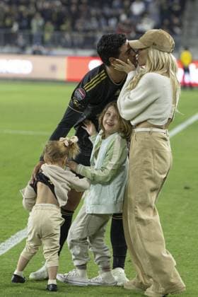 Fußball, CONCACAF Champions League, Los Angeles FC - Vancouver Whitecaps Carlos Vela celebrates his goal 2-0 of Los Angeles with son Romeo e India and wife Saioa Canibano during the game Los Angeles FC (USA) vs Vancouver Whitecaps (CAN), corresponding to Quarterfinals Second leg match of the 2023 Scotiabank Concacaf Champions League, at BMO Stadium, on April 11, 2023. <br><br> Carlos Vela celebra su gol 2-0 de Los Angeles con sus hijos Romeo e India y esposa Saioa Canibano durante el partido Los Angeles FC (USA) vs Vancouver Whitecaps (CAN), correspondiente al partido de Vuelta de Cuartos de final de la Liga de Campeones Scotiabank Concacaf 2023, en el Estadio BMO, el 11 de Abril de 2023. SCCL 2023 Los Angeles FC (USA) vs Vancouver Whitecaps (CAN) CFV 