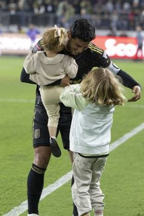Fußball, CONCACAF Champions League, Los Angeles FC - Vancouver Whitecaps Carlos Vela of Los Angeles and son Canibano during the game Los Angeles FC (USA) vs Vancouver Whitecaps (CAN), corresponding to Quarterfinals Second leg match of the 2023 Scotiabank Concacaf Champions League, at BMO Stadium, on April 11, 2023. <br><br> Carlos Vela de Los Angeles e Hijos durante el partido Los Angeles FC (USA) vs Vancouver Whitecaps (CAN), correspondiente al partido de Vuelta de Cuartos de final de la Liga de Campeones Scotiabank Concacaf 2023, en el Estadio BMO, el 11 de Abril de 2023. SCCL 2023 Los Angeles FC (USA) vs Vancouver Whitecaps (CAN) CFV 