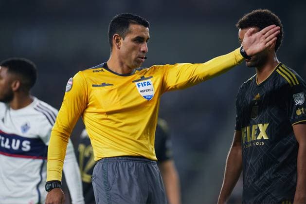 Fußball, CONCACAF Champions League, Los Angeles FC - Vancouver Whitecaps Referee Juan Gabriel Calderon of Costa Rica during the game Los Angeles FC (USA) vs Vancouver Whitecaps (CAN), corresponding to Quarterfinals Second leg match of the 2023 Scotiabank Concacaf Champions League, at BMO Stadium, on April 11, 2023. <br><br> Arbitro Juan Gabriel Calderon de Costa Rica durante el partido Los Angeles FC (USA) vs Vancouver Whitecaps (CAN), correspondiente al partido de Vuelta de Cuartos de final de la Liga de Campeones Scotiabank Concacaf 2023, en el Estadio BMO, el 11 de Abril de 2023. SCCL 2023 Los Angeles FC (USA) vs Vancouver Whitecaps (CAN) CFV 