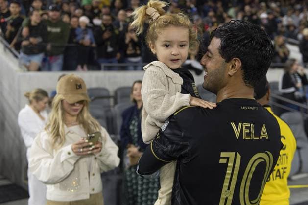 Fußball, CONCACAF Champions League, Los Angeles FC - Vancouver Whitecaps Carlos Vela of Los Angeles during the game Los Angeles FC (USA) vs Vancouver Whitecaps (CAN), corresponding to Quarterfinals Second leg match of the 2023 Scotiabank Concacaf Champions League, at BMO Stadium, on April 11, 2023. <br><br> Carlos Vela de Los Angeles con su hija India durante el partido Los Angeles FC (USA) vs Vancouver Whitecaps (CAN), correspondiente al partido de Vuelta de Cuartos de final de la Liga de Campeones Scotiabank Concacaf 2023, en el Estadio BMO, el 11 de Abril de 2023. SCCL 2023 Los Angeles FC (USA) (6) 3-0 (0) Vancouver Whitecaps (CAN) CFV 