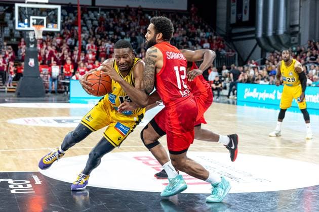 Sport Themen der Woche KW15 Sport Bilder des Tages Bartolo Yorman Polas (MHP Riesen Ludwigsburg, 13), Gerel Simmons (Brose Bamberg, 12), Brose Bamberg vs. MHP Riesen Ludwigsburg, Basketball, easyCredit BBL, 29. Spieltag, 12.04.2023 Brose Bamberg vs. MHP Riesen Ludwigsburg, Basketball, easyCredit BBL, 29. Spieltag, 12.04.2023 Bamberg *** Bartolo Yorman Polas MHP Riesen Ludwigsburg, 13 , Gerel Simmons Brose Bamberg, 12 , Brose Bamberg vs MHP Riesen Ludwigsburg, basketball, easyCredit BBL, 29 match day, 12 04 2023 Brose Bamberg vs MHP Riesen Ludwigsburg, basketball, easyCredit BBL, 29 match day, 12 04 2023 Bamberg Copyright: xEibner-Pressefoto G.xSantemizx EP_EER
