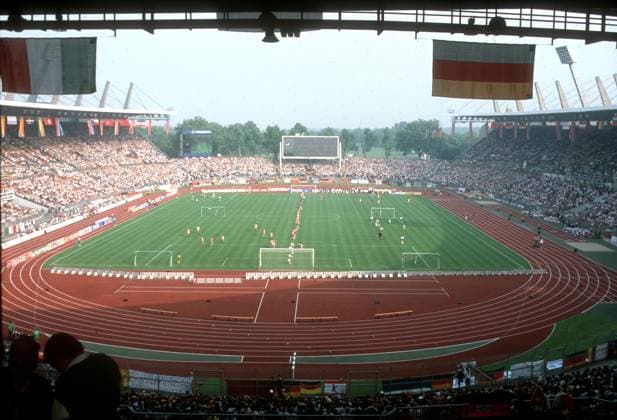 Fußball Europameisterschaft 1988 Eröffnungsspiel BR Deutschland - Italien in Düsseldorf 1:1 am 10.06.1988 Eröffnungsfeier im Rheinstadion *** European Football Championship 1988 opening match BR Germany Italy in Düsseldorf 1 1 on 10 06 1988 opening ceremony in Rheinstadion HM
