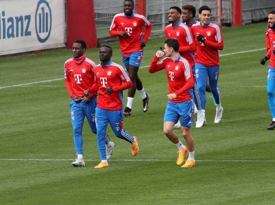 Sport Themen der Woche KW15 München, Deutschland 13.April 2023: Fussball, Herren, Saison 2022 2023, FC Bayern München, Säbener Strasse, Trainingsgelände, Training Bouna Sarr (FC Bayern München) mit Sadio Mane (FC Bayern München) und Benjamin Pavard (FC Bayern München) (v.l.n.r.) beim Laufen *** Munich, Germany 13 April 2023 football, men, season 2022 2023, FC Bayern Munich, Säbener Strasse, training ground, training Bouna Sarr FC Bayern Munich with Sadio Mane FC Bayern Munich and Benjamin Pavard FC Bayern Munich from l to r while running