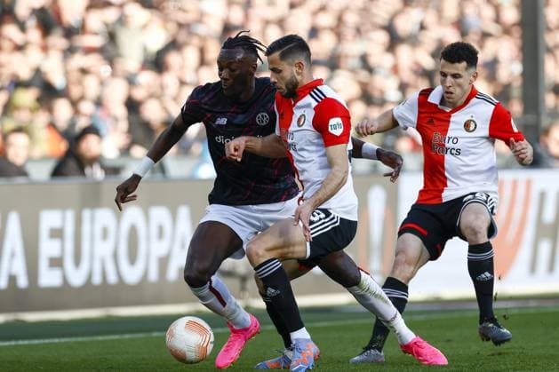 ROTTERDAM - (l-r) Tammy Abraham of AS Roma, David Hancko of Feyenoord, Oussama Idrissi of Feyenoord during the UEFA Europa League quarterfinal match between Feyenoord and AS Roma at Feyenoord Stadion de Kuip on April 13, 2023 in Rotterdam, Netherlands. ANP PIETER STAM DE JONGE UEFA Europa League Quarter-finals, 1st leg 2022 2023 xVIxANPxSportx xxANPxIVx 466934293 originalFilename: 466934293.jpg