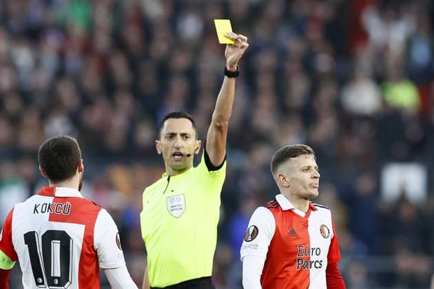 ROTTERDAM - (l-r) Orkun Kokcu of Feyenoord, referee Jose Maria Sanchez during the UEFA Europa League quarterfinal match between Feyenoord and AS Roma at Feyenoord Stadion de Kuip on April 13, 2023 in Rotterdam, Netherlands. ANP PIETER STAM DE JONGE UEFA Europa League Quarter-finals, 1st leg 2022 2023 xVIxANPxSportx xxANPxIVx 466935326 originalFilename: 466935326.jpg