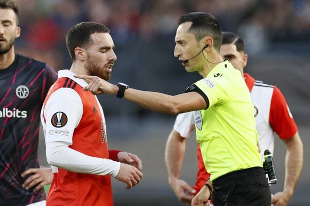 ROTTERDAM - (l-r) Orkun Kokcu of Feyenoord, referee Jose Maria Sanchez during the UEFA Europa League quarterfinal match between Feyenoord and AS Roma at Feyenoord Stadion de Kuip on April 13, 2023 in Rotterdam, Netherlands. ANP PIETER STAM DE JONGE UEFA Europa League Quarter-finals, 1st leg 2022 2023 xVIxANPxSportx xxANPxIVx 466935366 originalFilename: 466935366.jpg