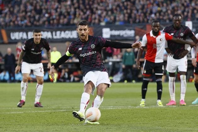 ROTTERDAM - Lorenzo Pellegrini of AS Roma during the UEFA Europa League quarterfinal match between Feyenoord and AS Roma at Feyenoord Stadion de Kuip on April 13, 2023 in Rotterdam, Netherlands. ANP PIETER STAM DE JONGE UEFA Europa League Quarter-finals, 1st leg 2022 2023 xVIxANPxSportx xxANPxIVx 466935391 originalFilename: 466935391.jpg