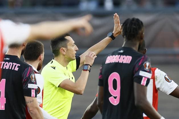 ROTTERDAM - (l-r) referee Jose Maria Sanchez, Tammy Abraham of AS Roma during the UEFA Europa League quarterfinal match between Feyenoord and AS Roma at Feyenoord Stadion de Kuip on April 13, 2023 in Rotterdam, Netherlands. ANP PIETER STAM DE JONGE UEFA Europa League Quarter-finals, 1st leg 2022 2023 xVIxANPxSportx xxANPxIVx 466935398 originalFilename: 466935398.jpg