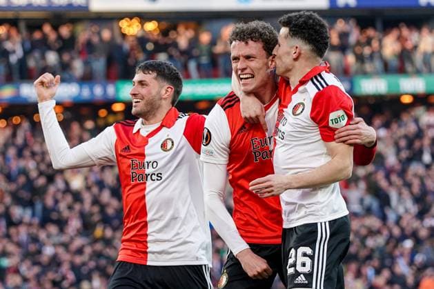Sport Bilder des Tages ROTTERDAM, 04-03-2023, Feijenord stadium de Kuip , UEFA Europa League , season 2022 2023, Match between Feyenoord and AS Roma , Feyenoord midfielder Mats Wieffer scores the 1-0 and celebrates with Feyenoord forward Santiago Gimenez (l) and Feyenoord forward Oussama Idrissi (r) Feyenoord - AS Roma  x20529106x Copyright: