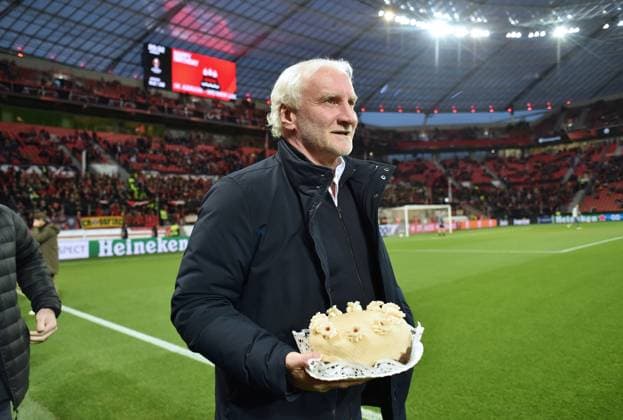 Rudi Völler (DFB Sportdirektor) bekam vor dem Spiel zu seinem Geburtstag eine Torte überreicht 13.04.2023, Fussball Europa League, Saison 2022 23, Viertelfinale Hinspiel, Bayer 04 Leverkusen - Union Saint Gilloise Leverkusen BayArena Nordrhein Westfalen Deutschland