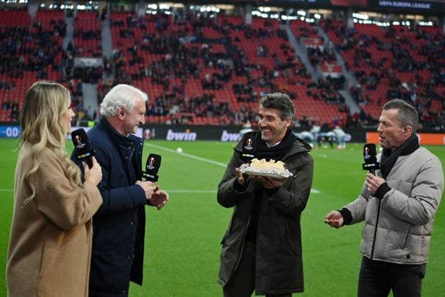 Rudi Völler (DFB Sportdirektor) bekam vor dem Spiel zu seinem Geburtstag von Lothar Matthäus, re., und Karl Heinz Riedle eine Torte überreicht 13.04.2023, Fussball Europa League, Saison 2022 23, Viertelfinale Hinspiel, Bayer 04 Leverkusen - Union Saint Gilloise Leverkusen BayArena Nordrhein Westfalen Deutschland