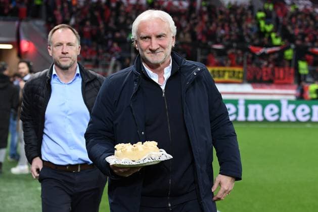 Fußball Europa League Viertelfinale Bayer 04 Leverkusen - Union Saint-Gilloise am 13.04.2023 in der BayArena in Leverkusen Rudi Völler ( Sportdirektor Deutschland ) mit Torte Kuchen
