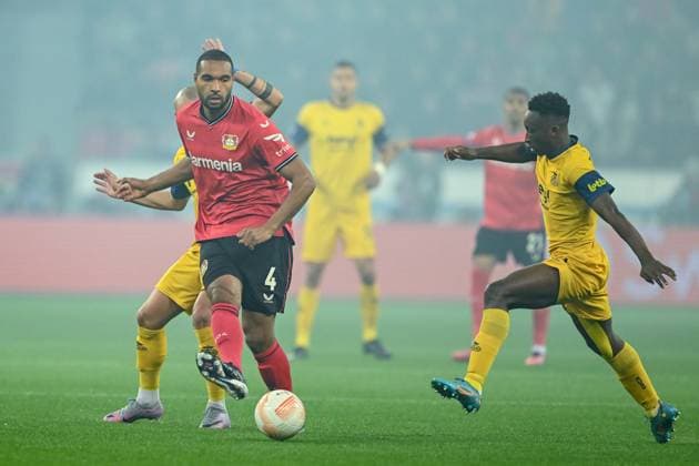 GER, Europa League, Bayer Leverkusen - Union Saint-Giloise 13.04.2023, BayArena , Leverkusen , GER, Europa League, Bayer Leverkusen - Union Saint-Giloise im Bild picture shows Jonathan Tah (Bayer Leverkusen 4) spielt den Ball.