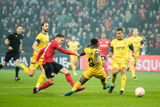 UEFA Europa League: Bayer 04 Leverkusen - Royale Union Saint Gilloise Florian Wirtz (Bayer 04 Leverkusen, 27), Lazare Amani (Royale Union Saint Gilloise, 8), Ismael Kandouss (Royale Union Saint Gilloise, 59) UEFA Europa League Viertelfinale: Bayer 04 Leverkusen - Royale Union Saint Gilloise, BayArena Leverkusen Copyright: xBEAUTIFULxSPORTS Wunderlx