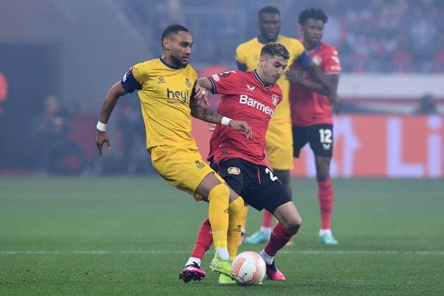 Fußball Europa League Viertelfinale Bayer 04 Leverkusen - Union Saint-Gilloise am 13.04.2023 in der BayArena in Leverkusen Loic Lapoussin ( Saint-Gilloise ), vorne - Exequiel Palacios ( Leverkusen ), hinten