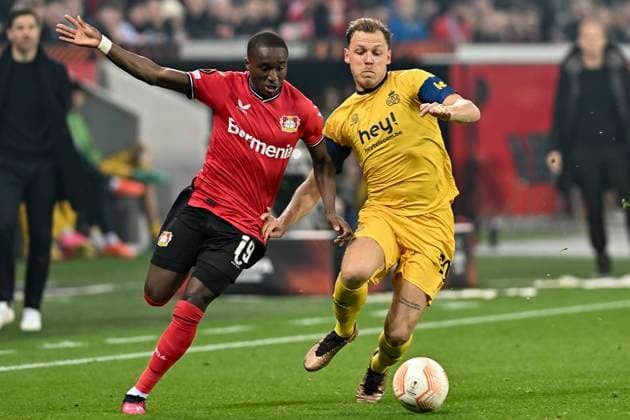 v. li. im Zweikampf Moussa Diaby ( 19, Bayer 04 Leverkusen) Senne Lynen ( 20, Union Saint-Gilloise) 13.04.2023 Fussball Europa League, Bayer 04 Leverkusen vs Union Saint-Gilloise, BayArena, Leverkusen, NRW Germany