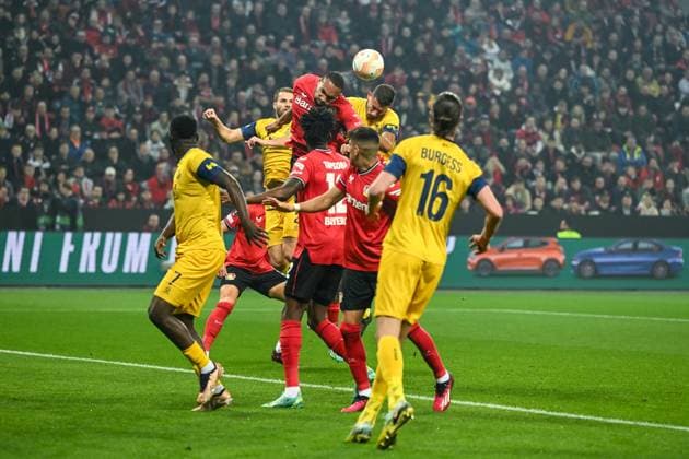 GER, Europa League, Bayer Leverkusen - Union Saint-Giloise 13.04.2023, BayArena , Leverkusen , GER, Europa League, Bayer Leverkusen - Union Saint-Giloise im Bild picture shows Jonathan Tah (Bayer Leverkusen 4) köpft den Ball aus dem Strafraum.