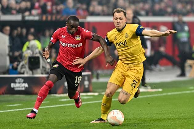 v. li. im Zweikampf Moussa Diaby ( 19, Bayer 04 Leverkusen) Senne Lynen ( 20, Union Saint-Gilloise) 13.04.2023 Fussball Europa League, Bayer 04 Leverkusen vs Union Saint-Gilloise, BayArena, Leverkusen, NRW Germany