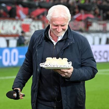 Leverkusen, Bayarena, 13.04.23, GER, Herren, UEFA Europa League, Viertelfinale, Saison 2022-2023, Bayer 04 Leverkusen - Union Saint-Gilloise Bild: Rudi Voeller erhielt eine Torte zu seinem 63. Geburtstag Only for editorial use! DFL regulations prohibit any use of photographs as image sequences and or quasi-video. NRW Deutschland