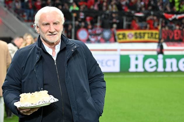 Leverkusen, Bayarena, 13.04.23, GER, Herren, UEFA Europa League, Viertelfinale, Saison 2022-2023, Bayer 04 Leverkusen - Union Saint-Gilloise Bild: Rudi Voeller erhielt eine Torte zu seinem 63. Geburtstag Only for editorial use! DFL regulations prohibit any use of photographs as image sequences and or quasi-video. NRW Deutschland