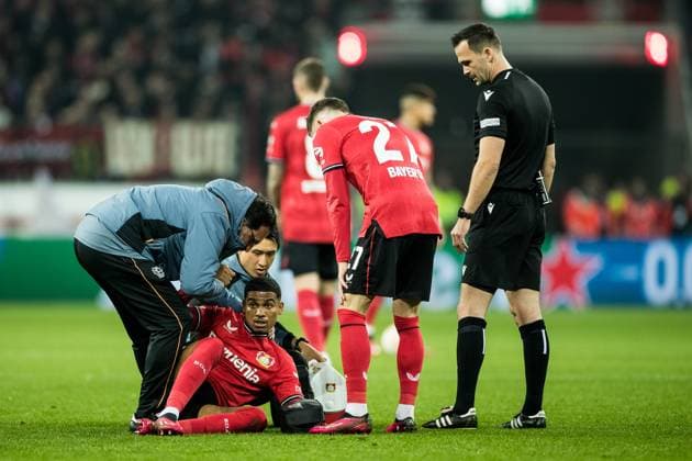 UEFA Europa League: Bayer 04 Leverkusen - Royale Union Saint Gilloise Amine Adli (Bayer 04 Leverkusen, 21) muss auf dem Platz behandelt werden UEFA Europa League Viertelfinale: Bayer 04 Leverkusen - Royale Union Saint Gilloise, BayArena Leverkusen Copyright: xBEAUTIFULxSPORTS Wunderlx