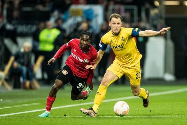 UEFA Europa League: Bayer 04 Leverkusen - Royale Union Saint Gilloise Jeremie Frimpong (Bayer 04 Leverkusen, 30), Senne Lynen (Royale Union Saint Gilloise, 20) UEFA Europa League Viertelfinale: Bayer 04 Leverkusen - Royale Union Saint Gilloise, BayArena Leverkusen Copyright: xBEAUTIFULxSPORTS Wunderlx