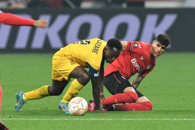 Piero Hincapie ( Bayer 04 Leverkusen ) im Zweikampf mit Jean Thierry Lazare Amani ( Union Saint-Gilloise ). GER, Bayer 04 Leverkusen vs Union Saint-Gilloise, Fussball, Europa League, Viertelfinale Hinspiel, Spielzeit 2022 2023, 13.04.2023 DFL REGULATIONS PROHIBIT ANY USE OF PHOTOGRAPHS AS IMAGE SEQUENCES AND OR QUASI-VIDEO GER, Bayer 04 Leverkusen vs Union Saint-Gilloise, Fussball, Europa League, Viertelfinale Hinspiel, Spielzeit 2022 2023, 13.04.2023 Leverkusen Copyright: xEibner-Pressefoto ThomasxThienelx EP_TTL
