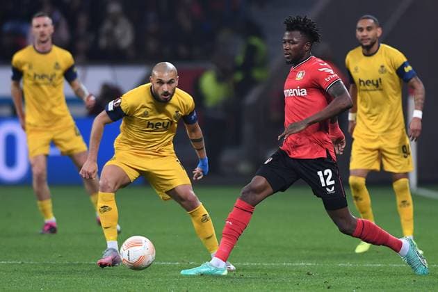 Fußball Europa League Viertelfinale Bayer 04 Leverkusen - Union Saint-Gilloise am 13.04.2023 in der BayArena in Leverkusen Teddy Teuma ( Saint-Gilloise ), links - Edmond Tapsoba ( Leverkusen ), rechts