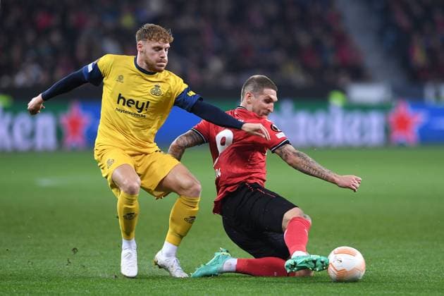 Sport Bilder des Tages Fußball Europa League Viertelfinale Bayer 04 Leverkusen - Union Saint-Gilloise am 13.04.2023 in der BayArena in Leverkusen Yorbe Vertessen ( Saint-Gilloise ), links - Robert Andrich ( Leverkusen ), rechts
