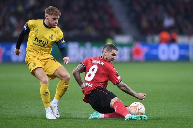 Fußball Europa League Viertelfinale Bayer 04 Leverkusen - Union Saint-Gilloise am 13.04.2023 in der BayArena in Leverkusen Yorbe Vertessen ( Saint-Gilloise ), links - Robert Andrich ( Leverkusen ), rechts