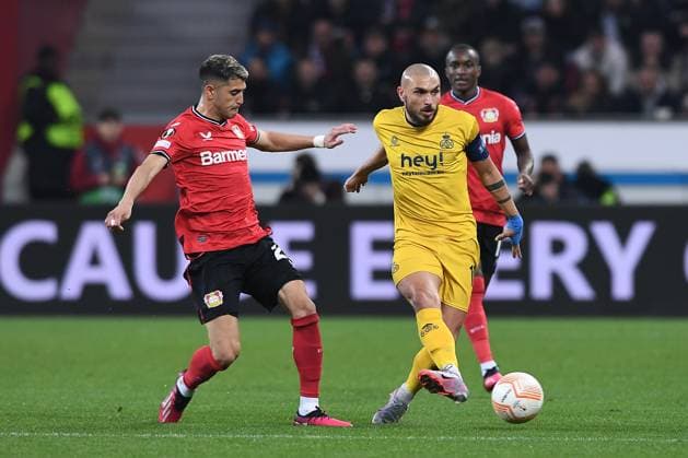 Fußball Europa League Viertelfinale Bayer 04 Leverkusen - Union Saint-Gilloise am 13.04.2023 in der BayArena in Leverkusen Exequiel Palacios ( Leverkusen ), links - Teddy Teuma ( Saint-Gilloise ), rechts