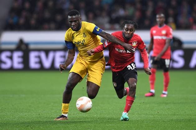 Fußball Europa League Viertelfinale Bayer 04 Leverkusen - Union Saint-Gilloise am 13.04.2023 in der BayArena in Leverkusen Victor Boniface ( Saint-Gilloise ), links - Jeremie Frimpong ( Leverkusen ), rechts