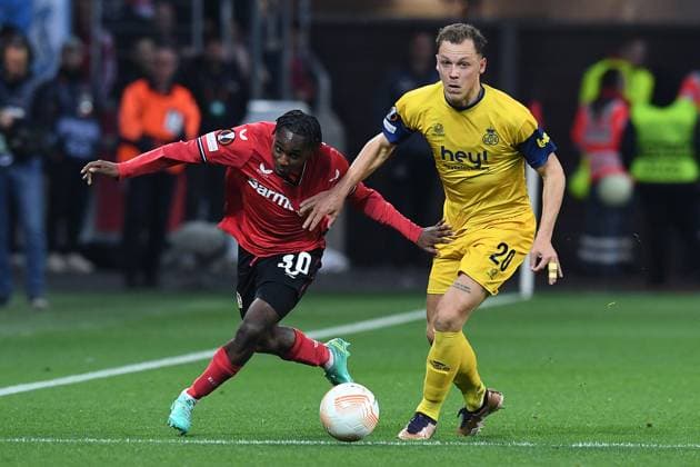 Fußball Europa League Viertelfinale Bayer 04 Leverkusen - Union Saint-Gilloise am 13.04.2023 in der BayArena in Leverkusen Jeremie Frimpong ( Leverkusen ), links - Senne Lynen ( Saint-Gilloise ), rechts