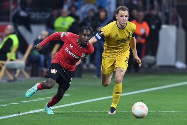 Fußball Europa League Viertelfinale Bayer 04 Leverkusen - Union Saint-Gilloise am 13.04.2023 in der BayArena in Leverkusen Jeremie Frimpong ( Leverkusen ), links - Senne Lynen ( Saint-Gilloise ), rechts
