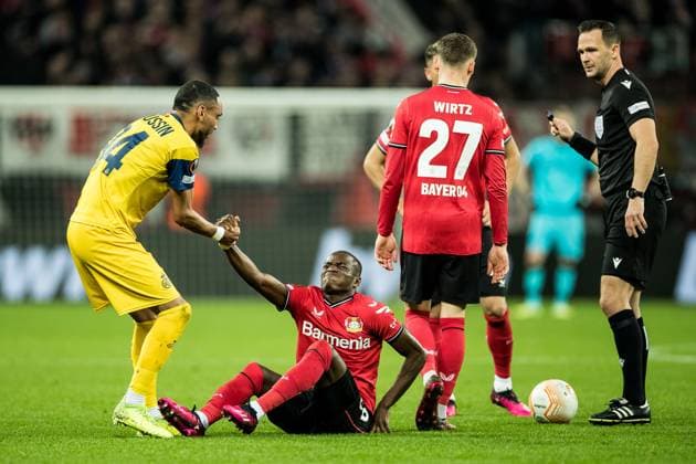 UEFA Europa League: Bayer 04 Leverkusen - Royale Union Saint Gilloise Siebe van der Heyden (Royale Union Saint Gilloise, 44) zieht Moussa Diaby (Bayer 04 Leverkusen, 19) mit schmerzverzerrtem Gesich nach Foul auf die Beine UEFA Europa League Viertelfinale: Bayer 04 Leverkusen - Royale Union Saint Gilloise, BayArena Leverkusen Copyright: xBEAUTIFULxSPORTS Wunderlx