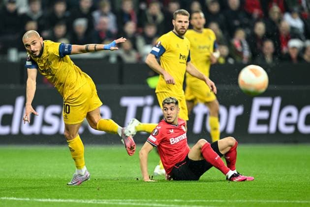 GER, Europa League, Bayer Leverkusen - Union Saint-Giloise 13.04.2023, BayArena , Leverkusen , GER, Europa League, Bayer Leverkusen - Union Saint-Giloise im Bild picture shows Teddy Teuma (Union Saint Gilloise 10) (l) klärt den Ball und Exequiel Palacois (Bayer Leverkusen 25) sitzt am Boden.