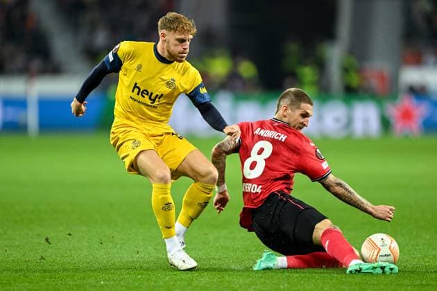 GER, Europa League, Bayer Leverkusen - Union Saint-Giloise 13.04.2023, BayArena , Leverkusen , GER, Europa League, Bayer Leverkusen - Union Saint-Giloise im Bild picture shows Yorba Vertessen (Union Saint Gilloise 18)(l) und Robert Andrich (Bayer Leverkusen 8) (r) kämpfen um den Ball.