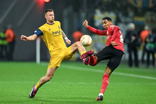 GER, Europa League, Bayer Leverkusen - Union Saint-Giloise 13.04.2023, BayArena , Leverkusen , GER, Europa League, Bayer Leverkusen - Union Saint-Giloise im Bild picture shows Siebe Van Der Heyden (Union Saint Gilloise 44) (l) und Amine Adli (Bayer Leverkusen 21) (r) kämpfen um den Ball.