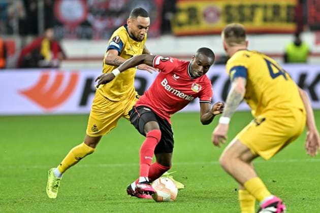 v. li. im Zweikampf Loic Lapoussin ( 94, Union Saint-Gilloise) Moussa Diaby ( 19, Bayer 04 Leverkusen) 13.04.2023 Fussball Europa League, Bayer 04 Leverkusen vs Union Saint-Gilloise, BayArena, Leverkusen, NRW Germany