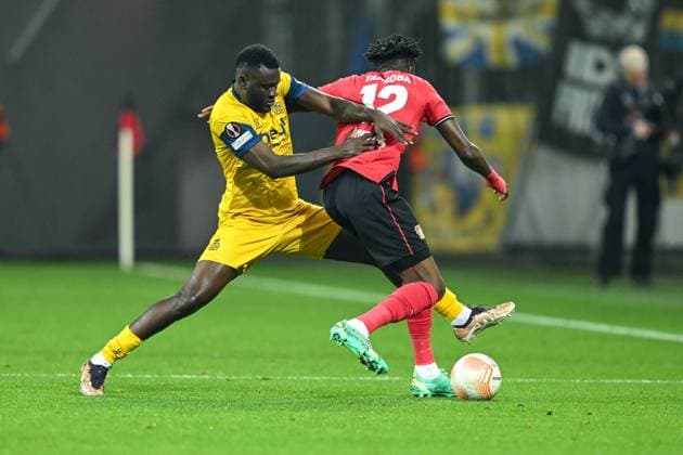 GER, Europa League, Bayer Leverkusen - Union Saint-Giloise 13.04.2023, BayArena , Leverkusen , GER, Europa League, Bayer Leverkusen - Union Saint-Giloise im Bild picture shows Victor Boniface (Union Saint Gilloise 7) (l) und Edmond Tapsoba (Bayer Leverkusen 12) (r) kämpfen um den Ball.