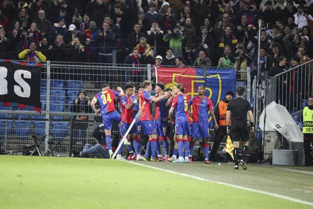 Joie des joueurs de l equipe Basel apres le but de Zeki Amdouni 9 FOOTBALL : FC Basel vs OGC Nice - UEFA Europa Conference League quarter-final- 13 04 2023 -St. Jakob b-Park Basel ElyxandroCegarra Panoramic 