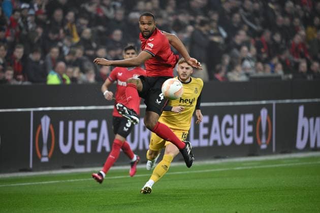 Jonathan Tah (Bayer 04 Leverkusen), Yorbe Vertessen (Saint Gilloise), v.li. 13.04.2023, Fussball Europa League, Saison 2022 23, Viertelfinale Hinspiel, Bayer 04 Leverkusen - Union Saint Gilloise Leverkusen BayArena Nordrhein Westfalen Deutschland