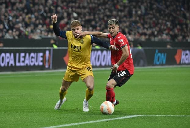 Exequiel Palacios (Bayer 04 Leverkusen), re., gegen Yorbe Vertessen (Saint Gilloise) 13.04.2023, Fussball Europa League, Saison 2022 23, Viertelfinale Hinspiel, Bayer 04 Leverkusen - Union Saint Gilloise Leverkusen BayArena Nordrhein Westfalen Deutschland