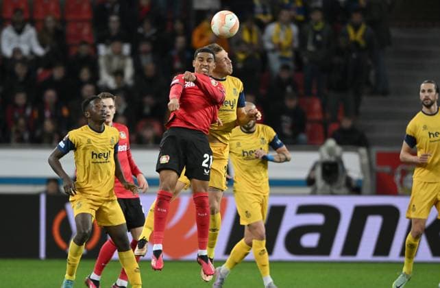 Senne Lynen (Saint Gilloise), re., gegen Amine Adli (Bayer 04 Leverkusen) 13.04.2023, Fussball Europa League, Saison 2022 23, Viertelfinale Hinspiel, Bayer 04 Leverkusen - Union Saint Gilloise Leverkusen BayArena Nordrhein Westfalen Deutschland