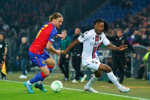 13.04.2023, Basel, St. Jakobs-Park, Switzerland, UEFA Europa Conference League: FC Basel - OGC Nice, 5 Michael Lang (Basel) and 19 Khephren Thuram (Nice) battle for the ball (duel) Basel St. Jakobs-Park Basel Switzerland Copyright: xJustPictures.ch DanielaxPorcellix