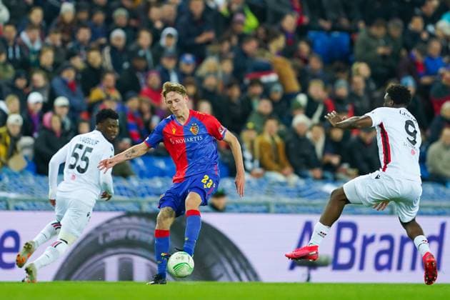 13.04.2023, Basel, St. Jakobs-Park, Switzerland, UEFA Europa Conference League: FC Basel - OGC Nice, 23 Wouter Burger (Basel) battles for the ball Basel St. Jakobs-Park Basel Switzerland Copyright: xJustPictures.ch DanielaxPorcellix