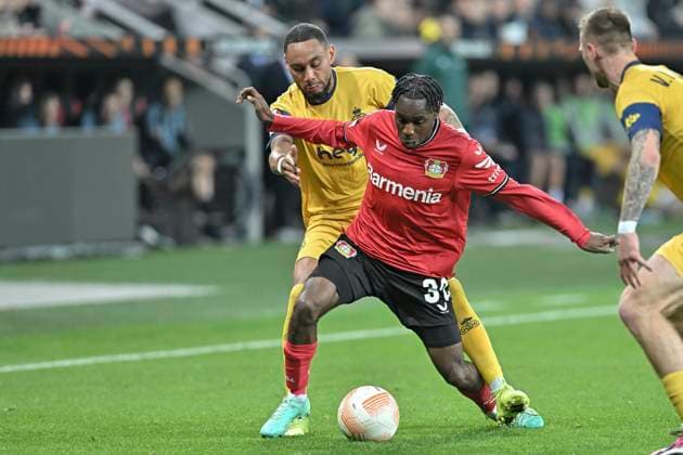 v. li. im Zweikampf Loic Lapoussin ( 94, Union Saint-Gilloise) Jeremie Frimpong ( 30, Bayer 04 Leverkusen) 13.04.2023 Fussball Europa League, Bayer 04 Leverkusen vs Union Saint-Gilloise, BayArena, Leverkusen, NRW Germany